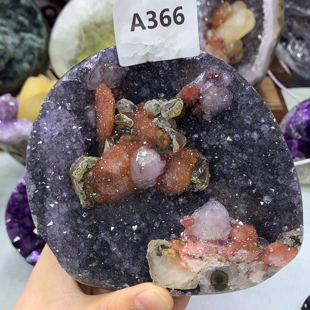 吴***岁紫晶未镶嵌大型摆件（非配饰）