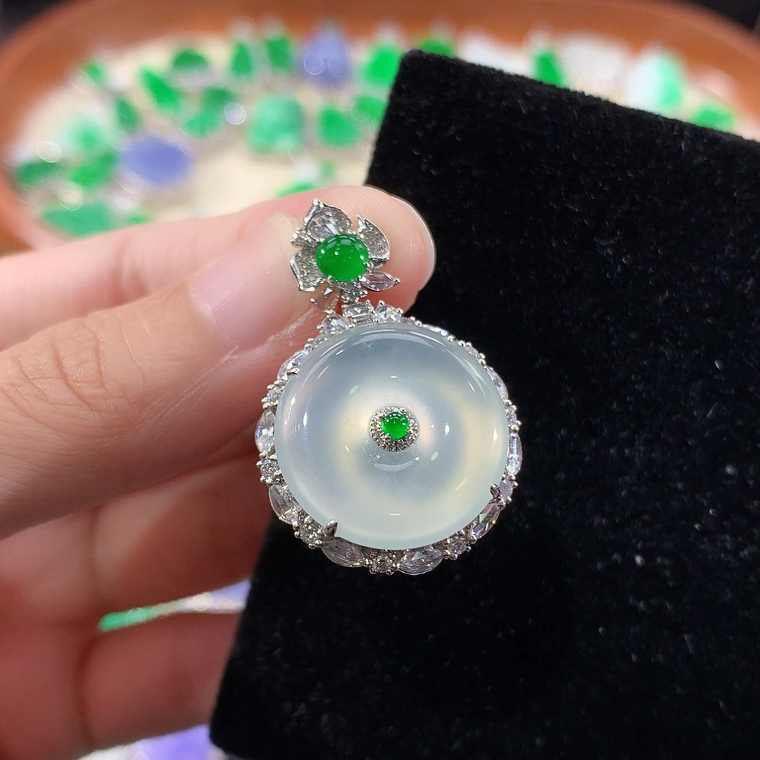 翡翠18K金镶嵌颈饰