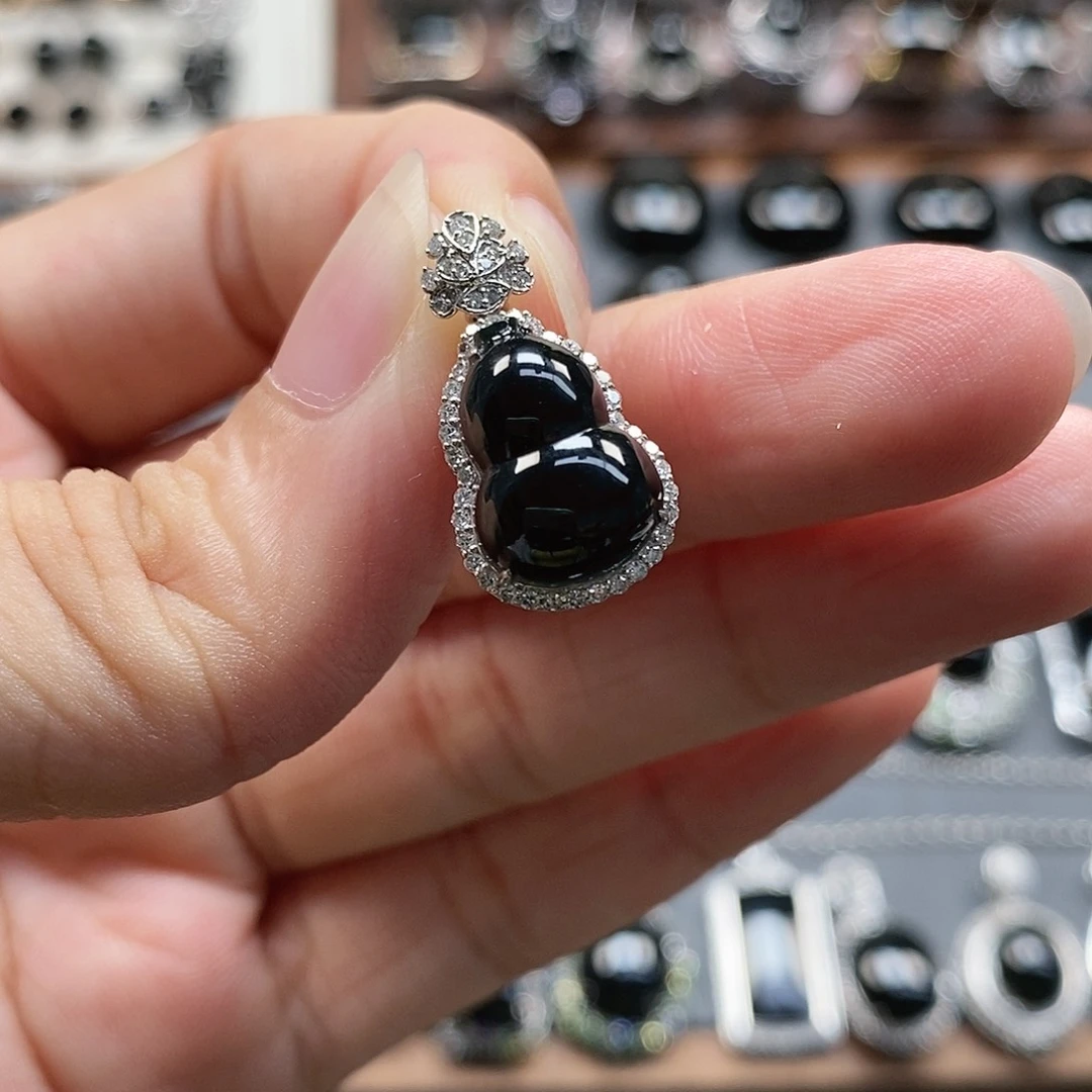 颈饰18K金镶嵌翡翠墨翠葫芦