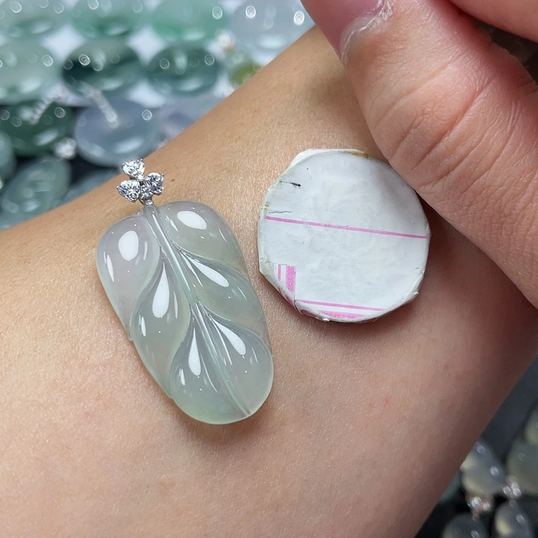 滴***答翡翠18K金镶嵌颈饰