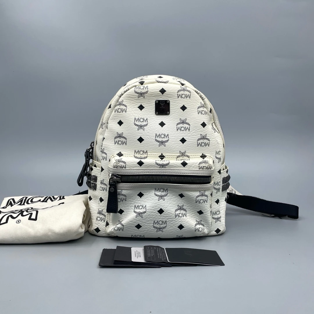 95新 MCM MCM 97新 经典白色印花铆钉双肩包 尺寸26*32 A3683