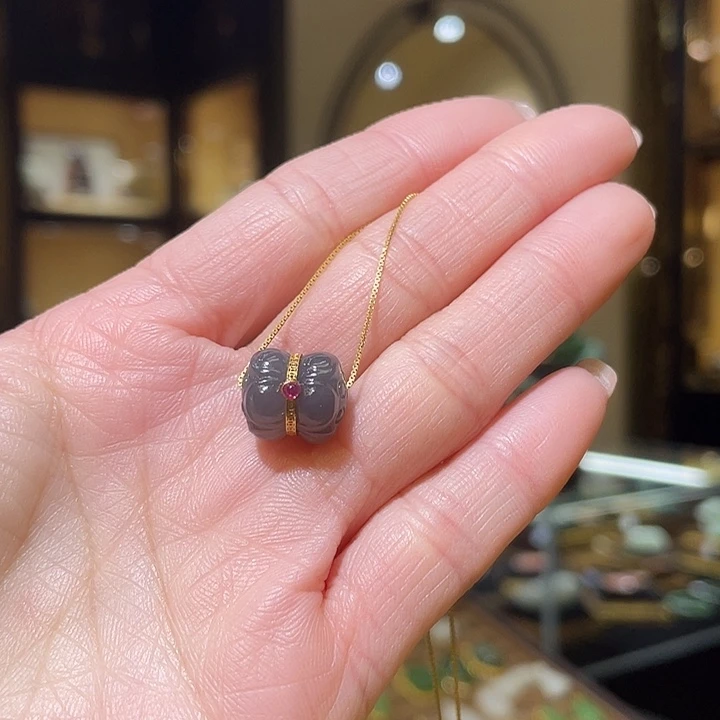 颈饰18K金镶嵌和田玉并蒂莲赠银链