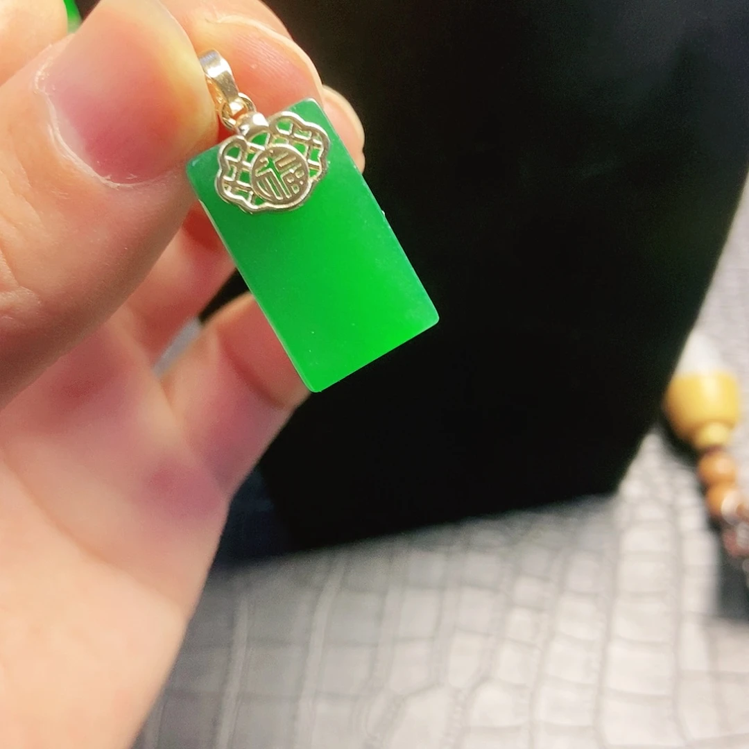 颈饰18K金镶嵌翡翠
