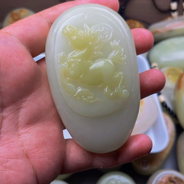 随***意石材方解石手把件马