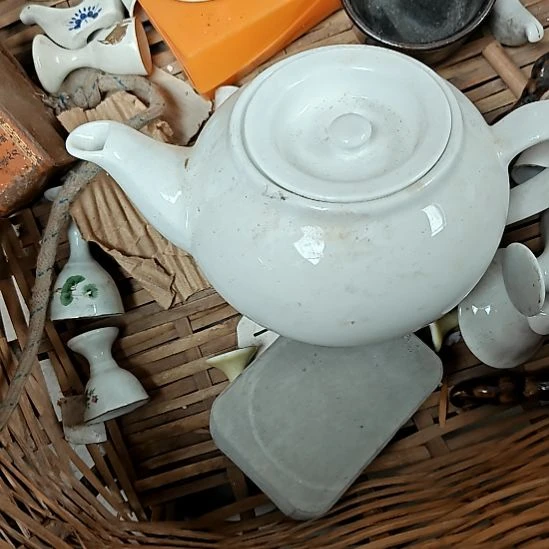 绿泥盘子碗茶壶啥都有