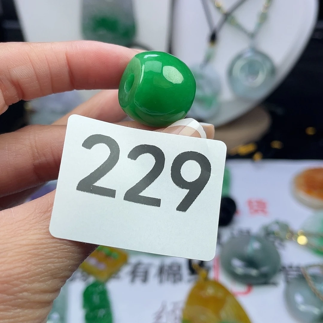 翡翠未镶嵌吊坠(赠链)