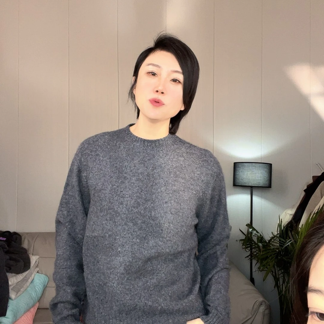 灰色中领拉毛去拍去拍去拍去