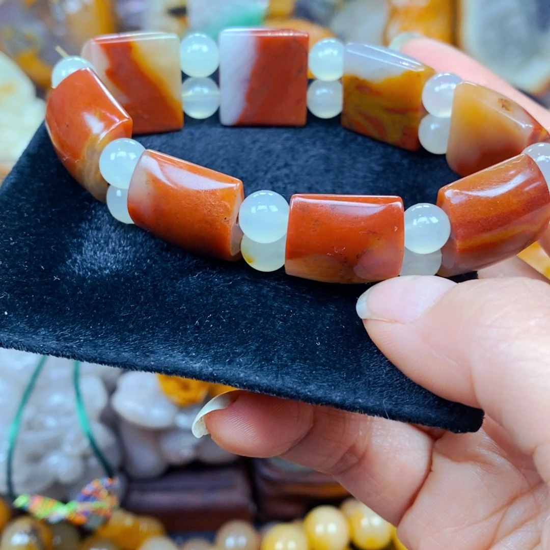 未镶嵌石英质玉（黄龙玉）颈饰