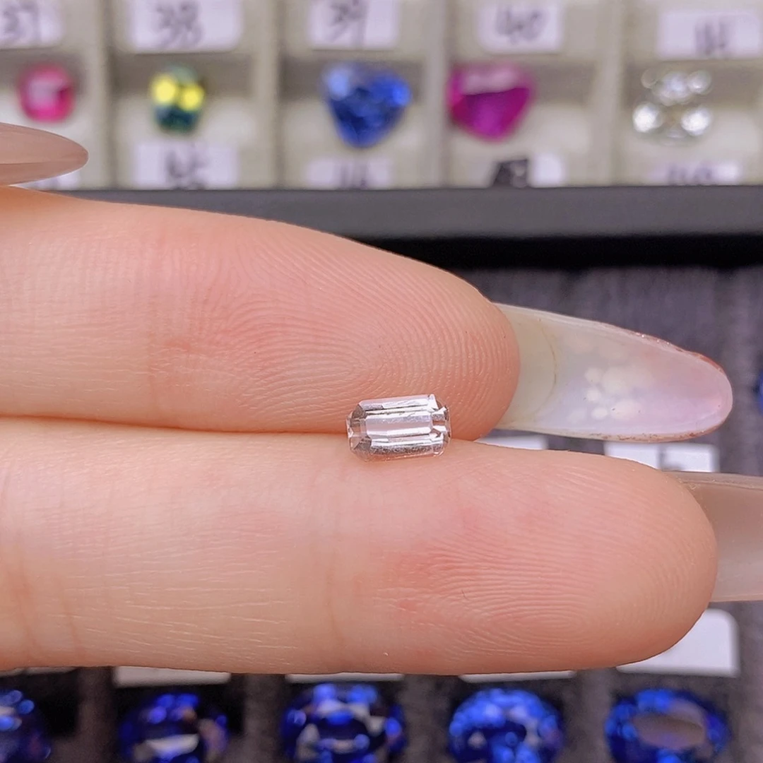 裸石蓝宝石无烧白蓝宝透亮火彩好0.83ct/2767号