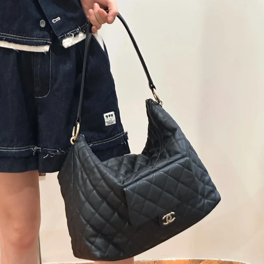 95新 Chanel/香奈儿 黑金23b双口袋hobo大号包 51629