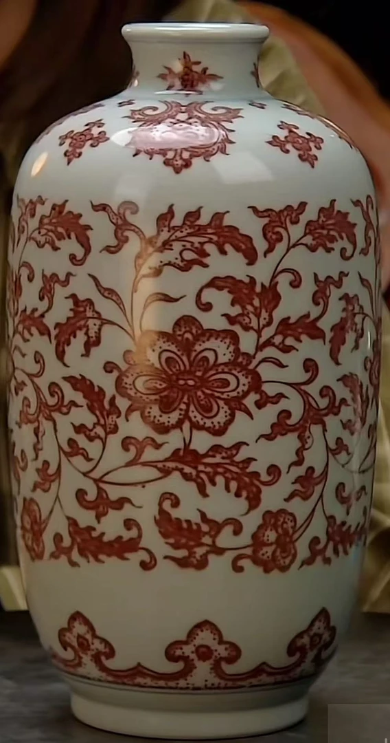 釉里红缠枝花卉冬瓜瓶