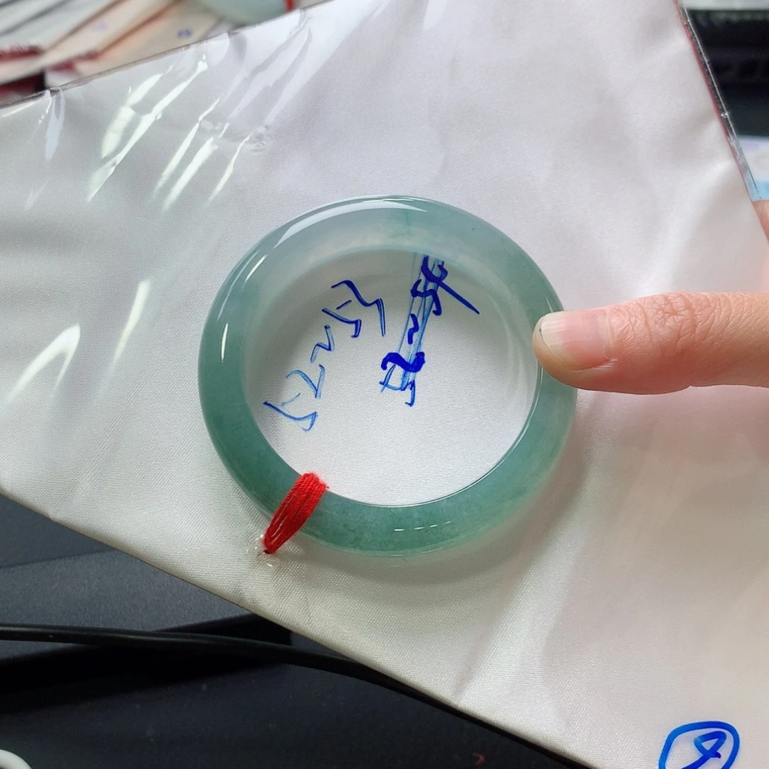 翡翠手镯未镶嵌翡翠