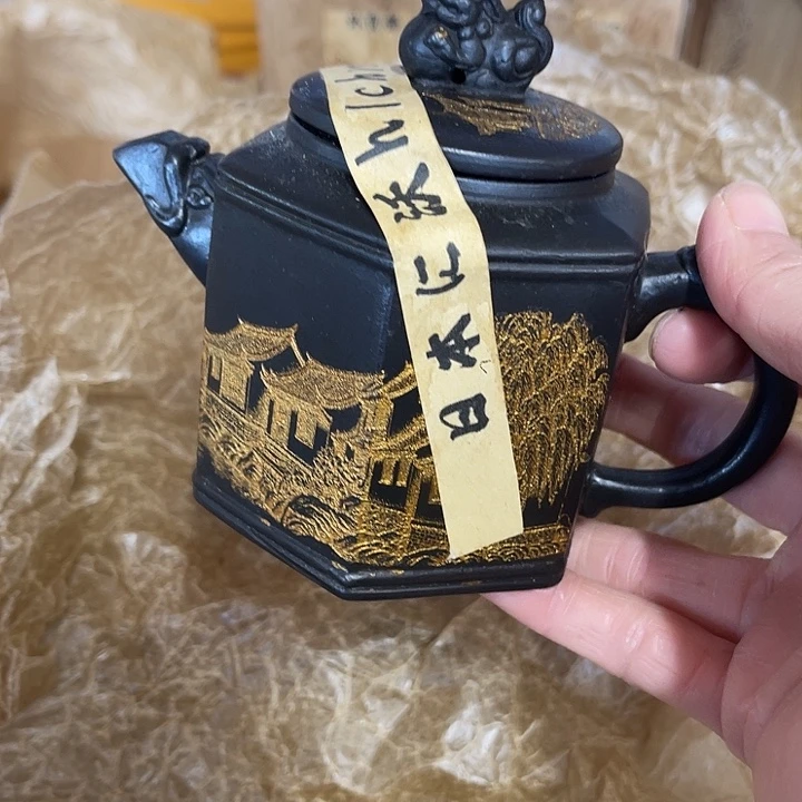 茶壶紫砂原矿泥料手工制作的一把紫砂壶。