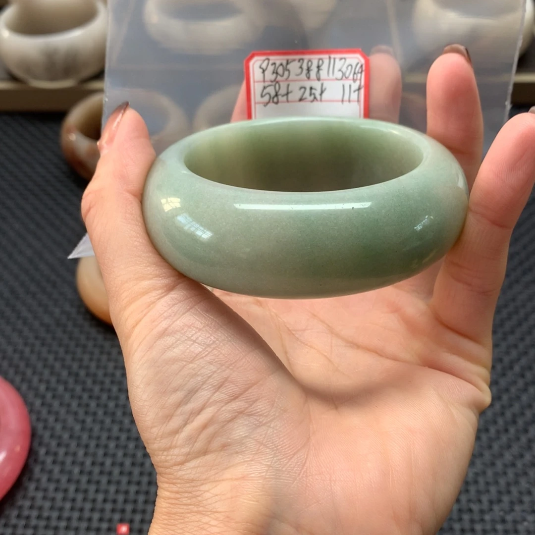 用***4石英岩玉未镶嵌手镯