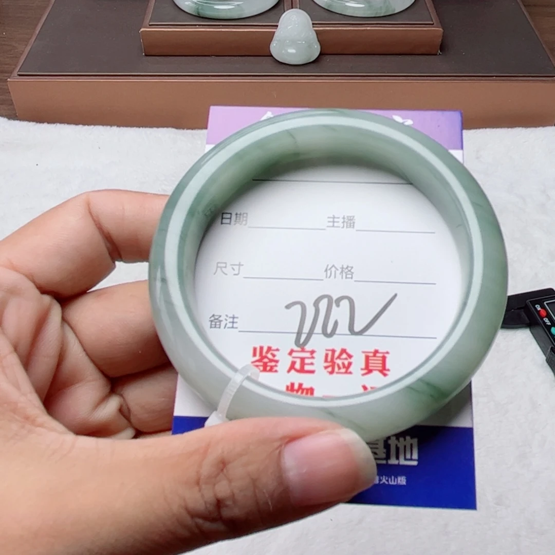 石英质玉手镯未镶嵌?