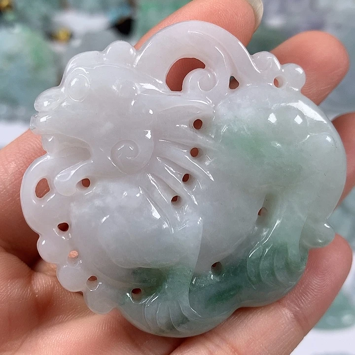 翡翠未镶嵌颈饰立体麒麟两面工艺福利