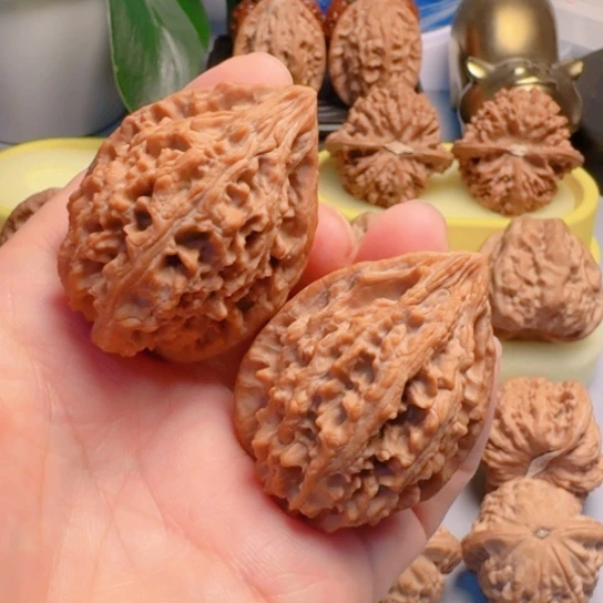 十三陵鸡心文玩核桃