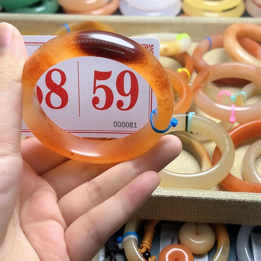 未镶嵌石英质玉（黄龙玉）手镯