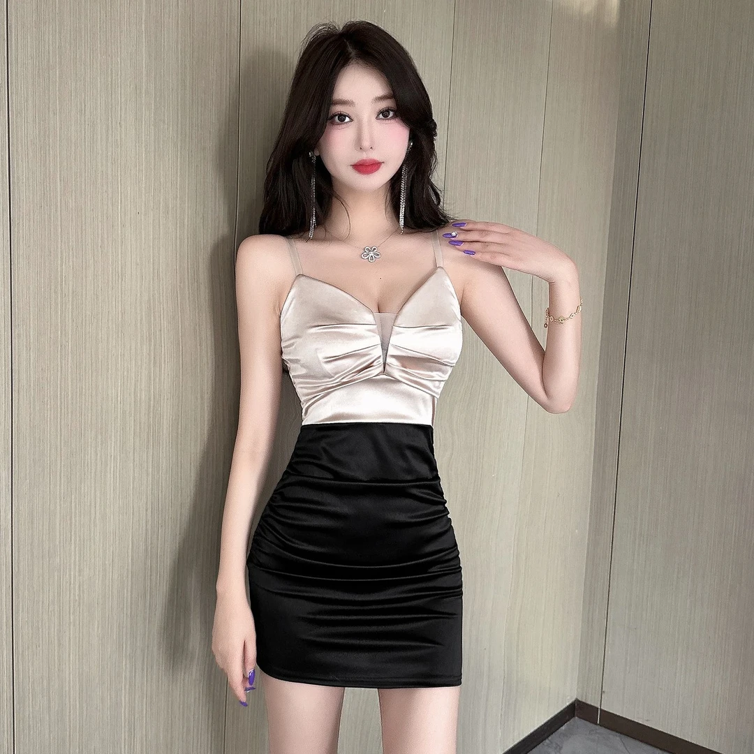 夜店性感辣妹缎面低胸包臀短裙高级感褶皱撞色弹力紧身吊带连衣裙