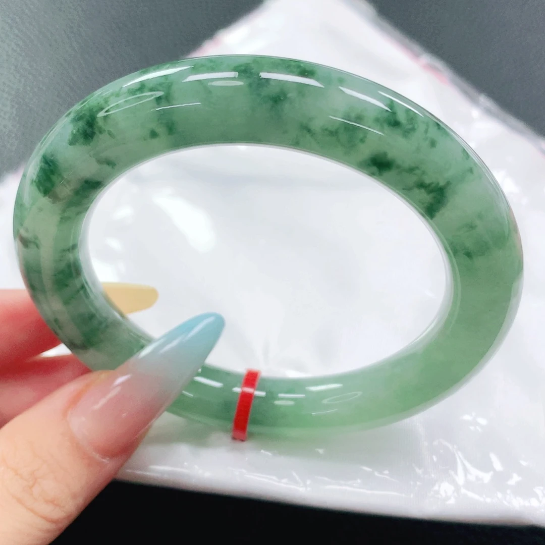 翡翠手镯未镶嵌54。