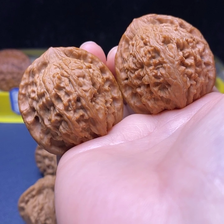 文玩核桃把件40红狮子