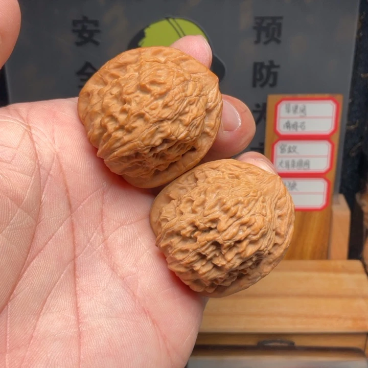文玩核桃吊坠红狮子38全品