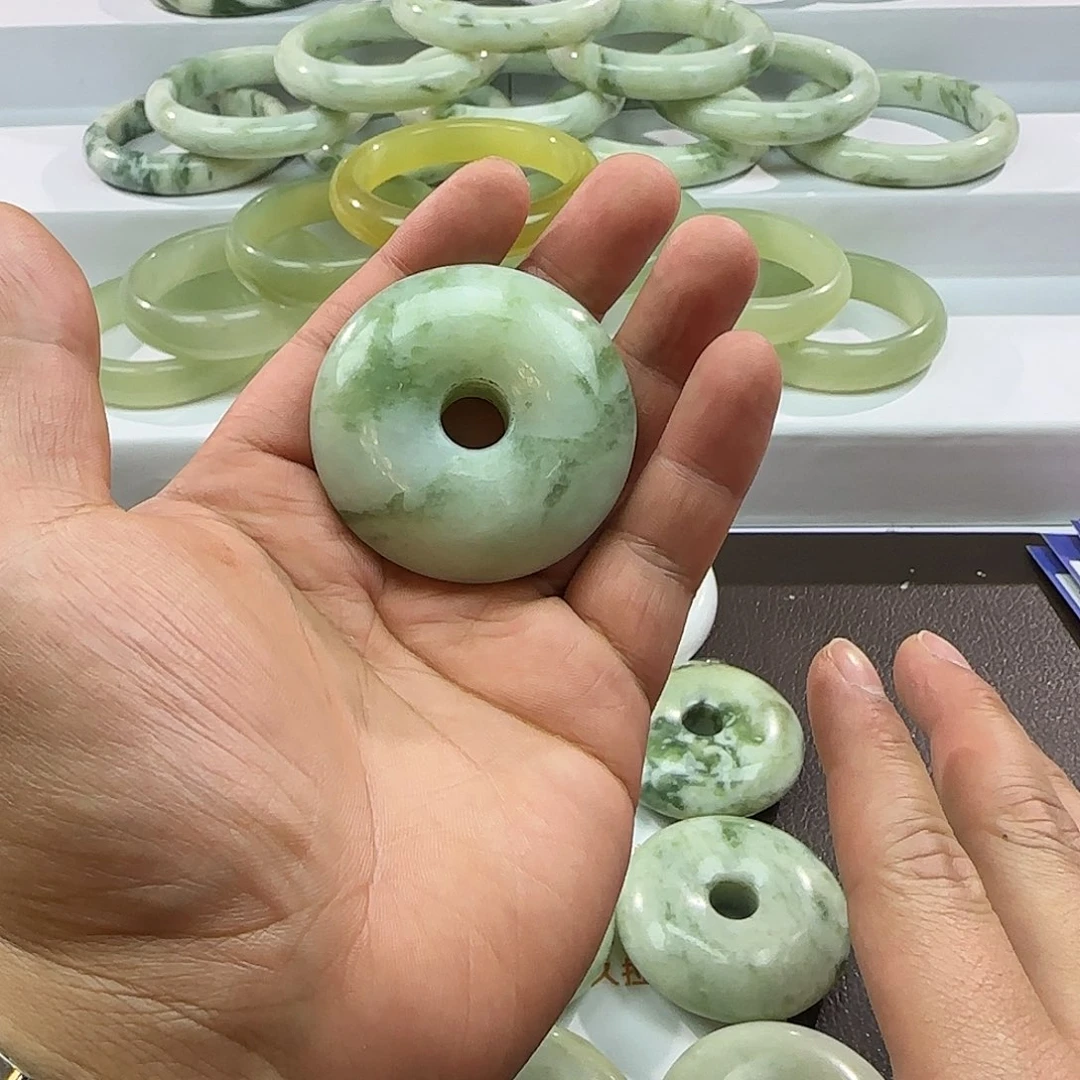 蛇纹石玉未镶嵌颈饰微瑕