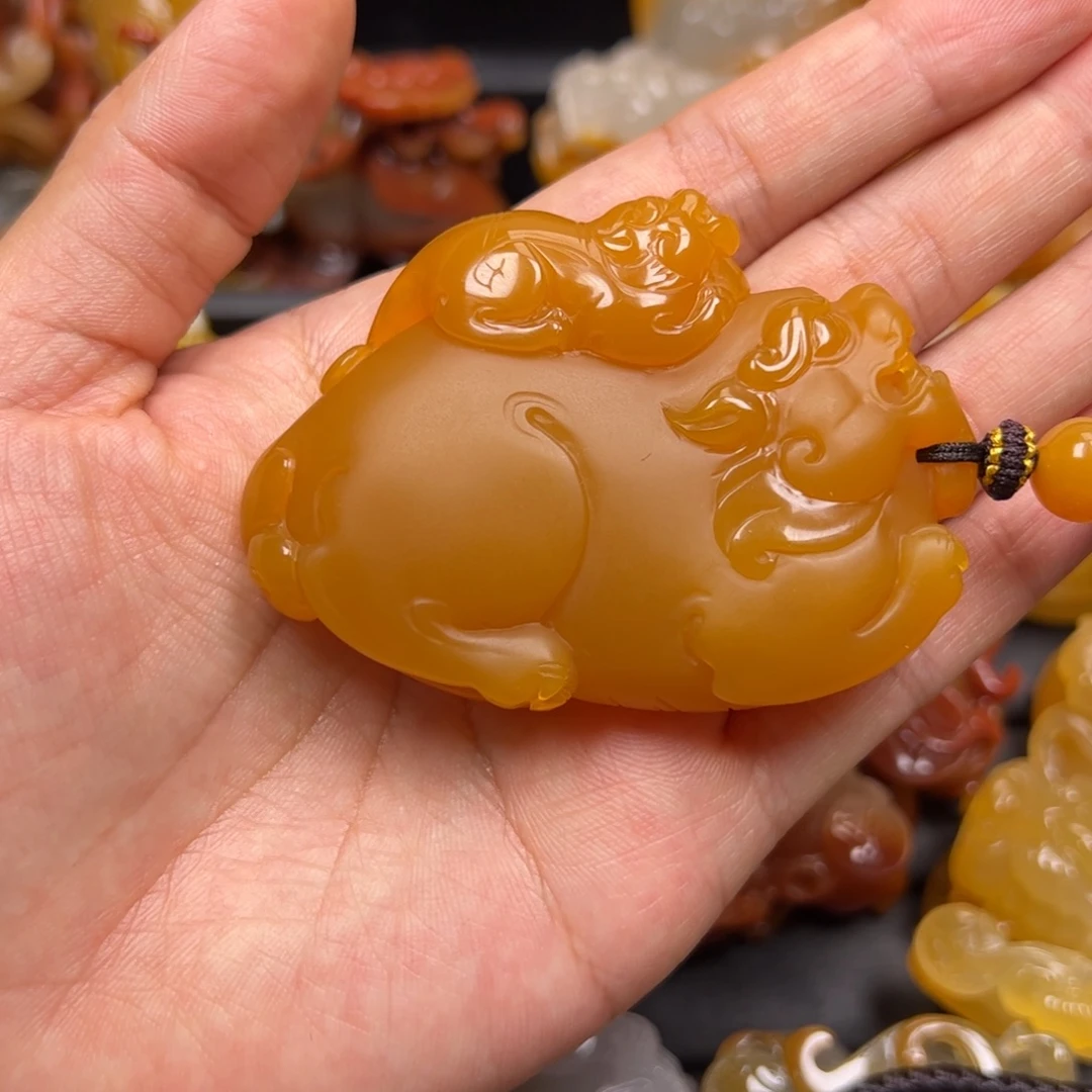 译***心石英质玉（黄龙玉）未镶嵌颈饰