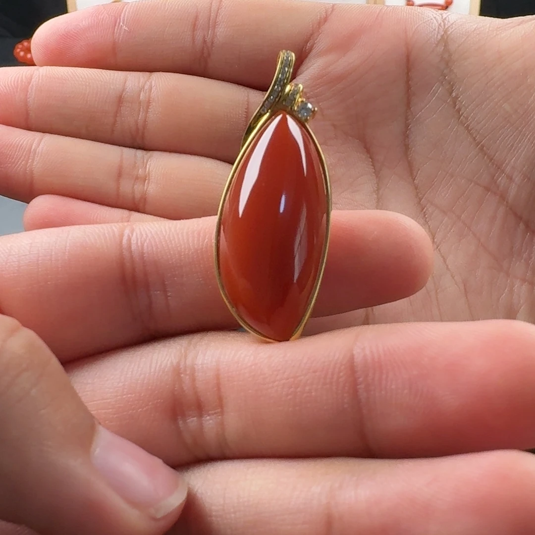 南红玛瑙18K金镶嵌马眼吊坠39.4*15mm
