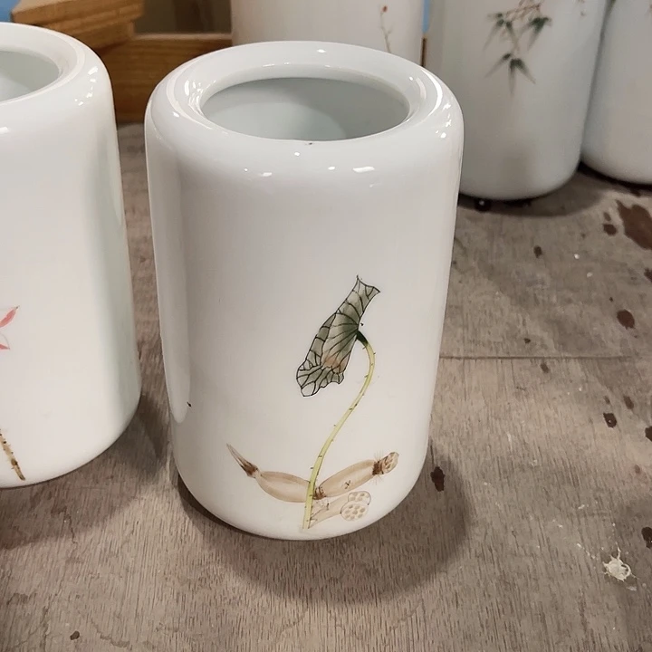 瓷片莲藕花瓶一个，微瑕包邮