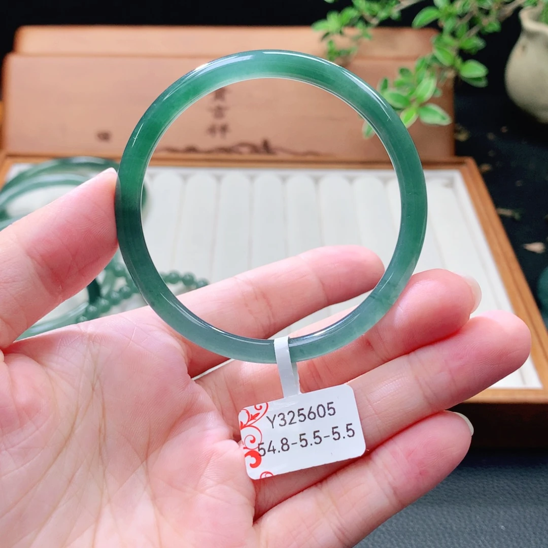 翡翠未镶嵌手镯（圆镯）