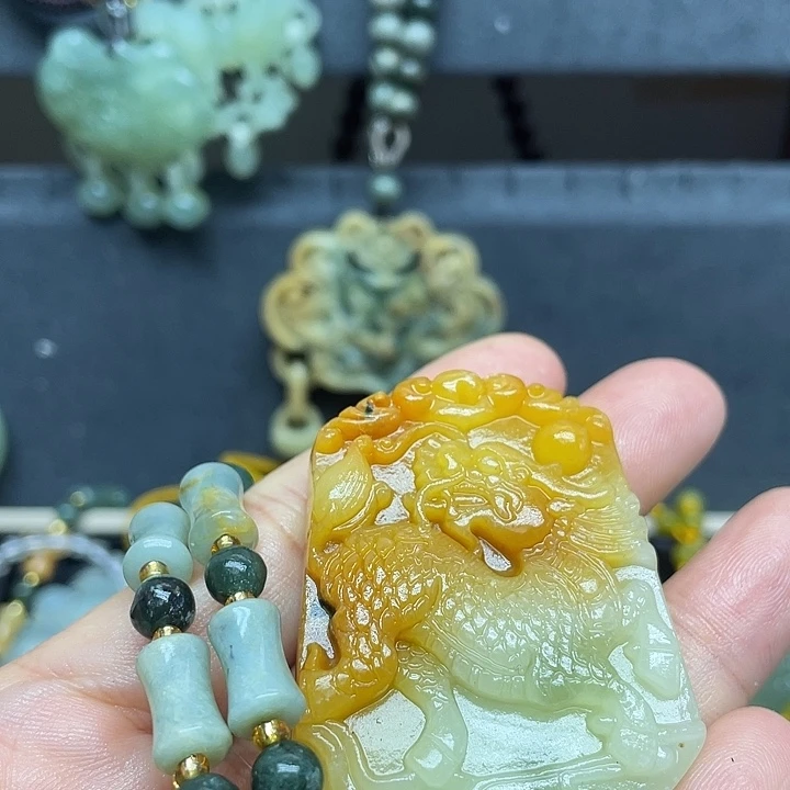未镶嵌蛇纹石玉颈饰