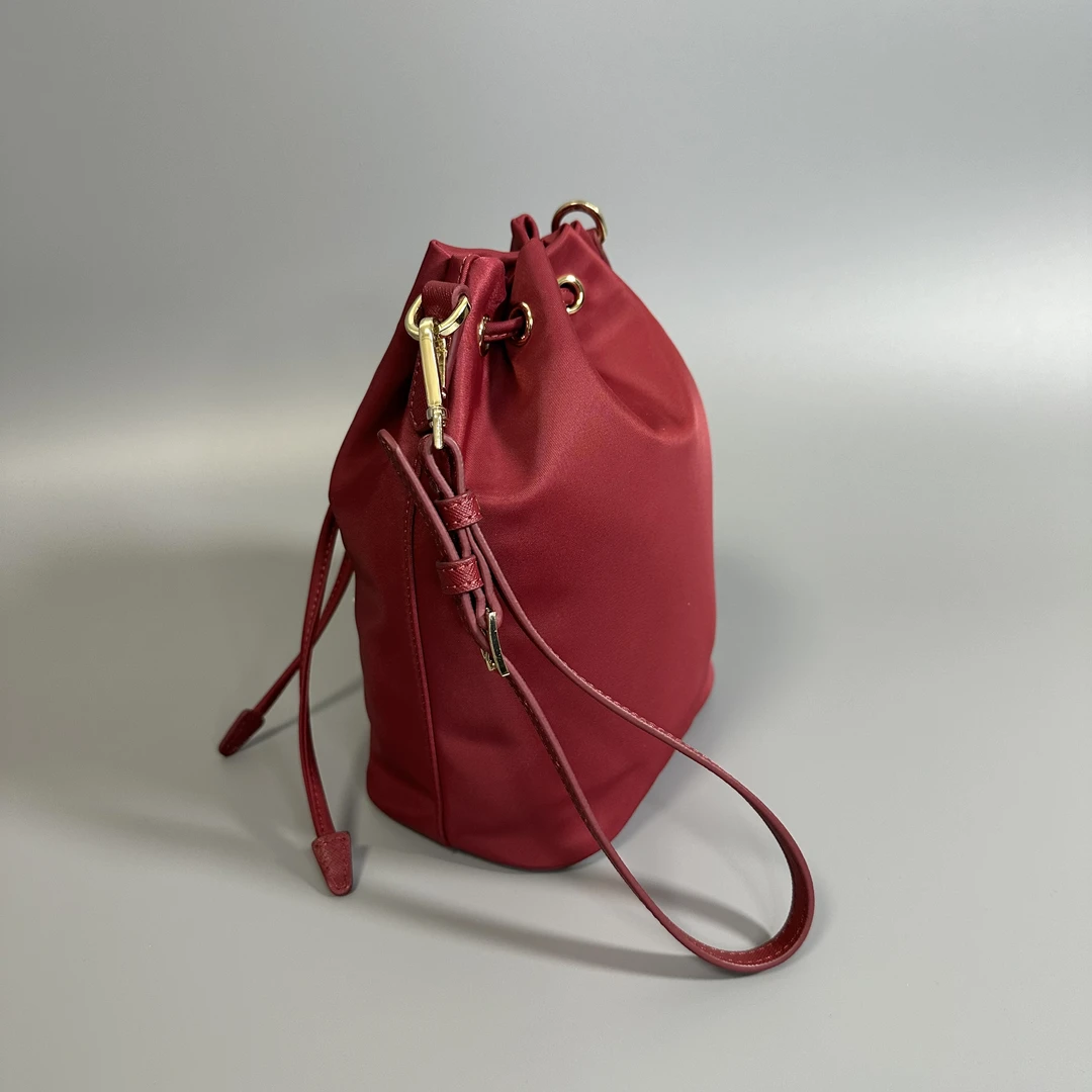 头层牛皮韩版时尚轻盈加厚尼龙布女包链条斜挎包手提水桶包好品质