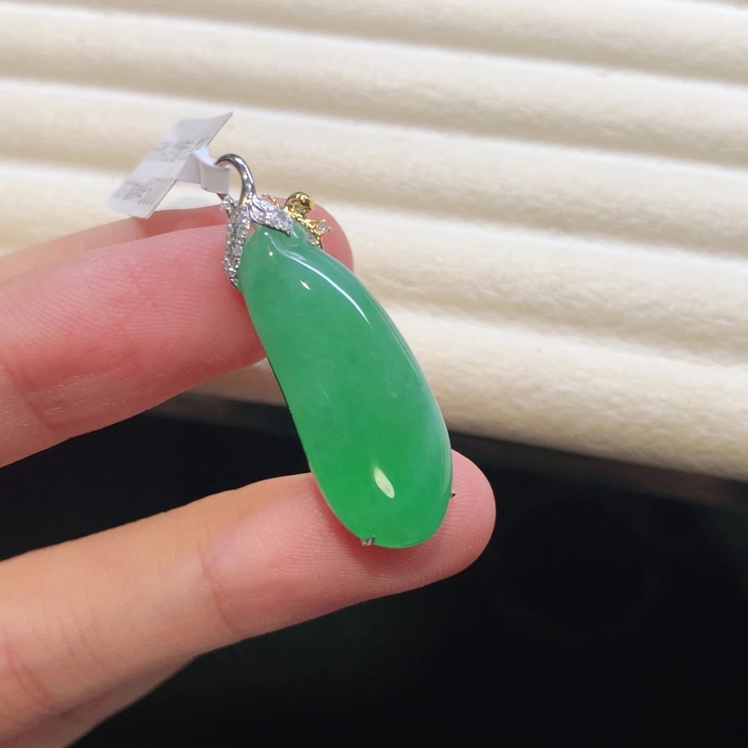 翡翠18K金镶嵌颈饰绿瓜