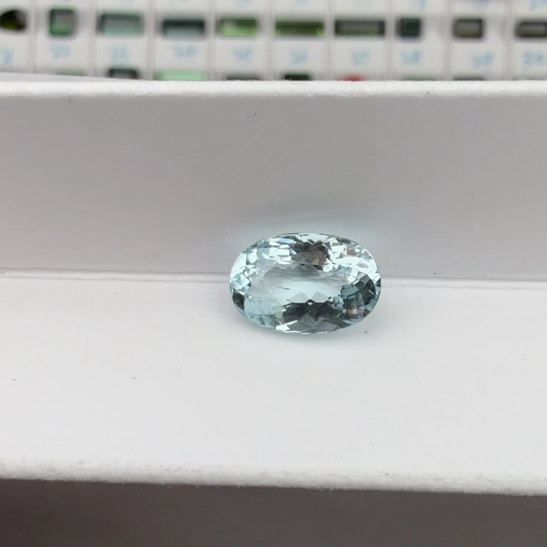 海蓝宝石未镶嵌笔搁天然3.04克拉