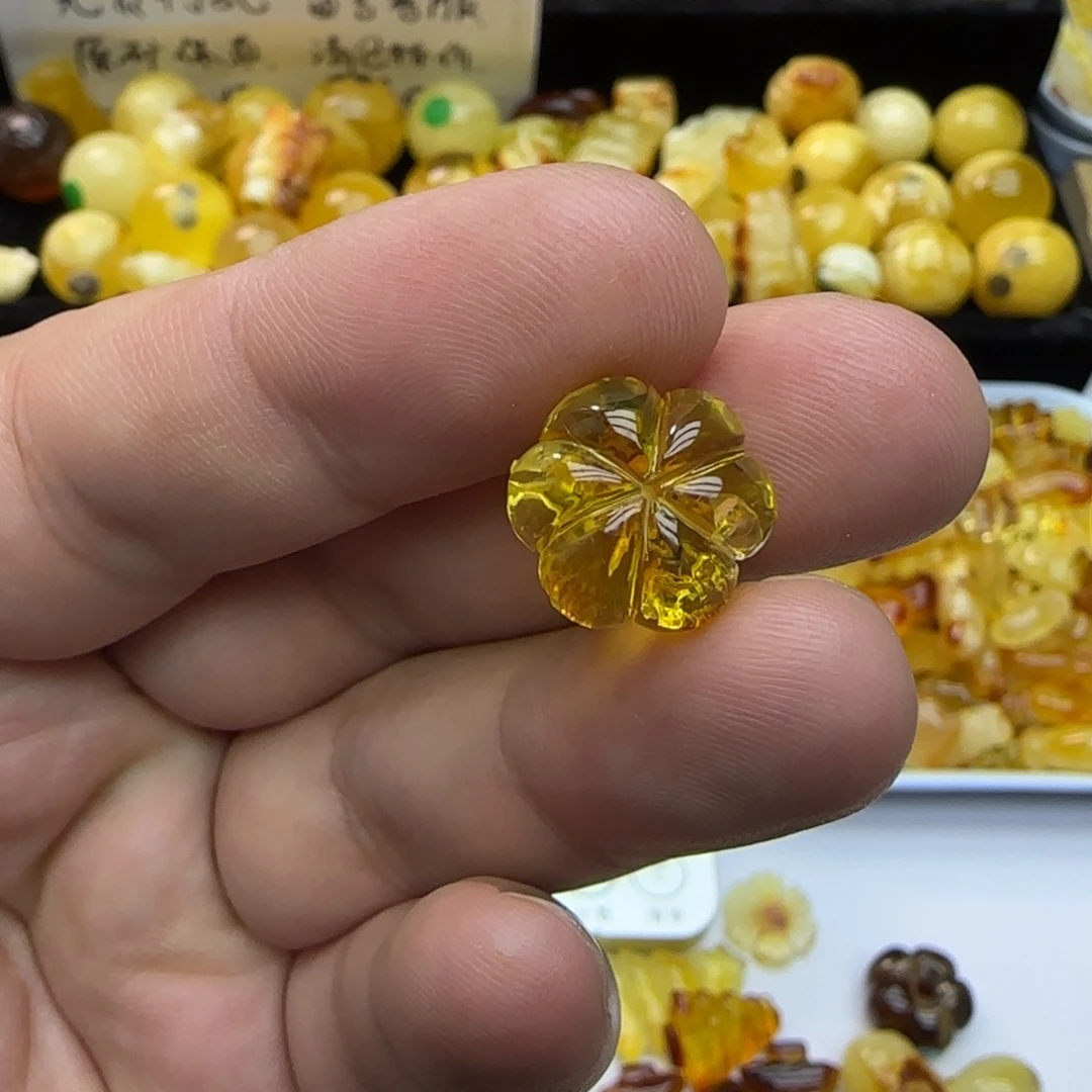 琥珀未镶嵌裸石1.32克有瑕14×10