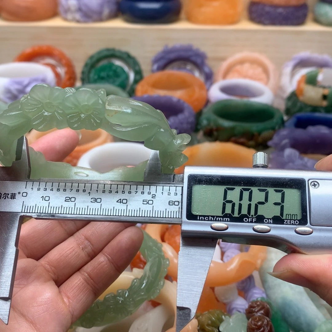 未镶嵌手镯石英质玉
