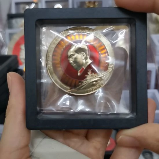 其他普通金属M*C红色收藏纪念章1个