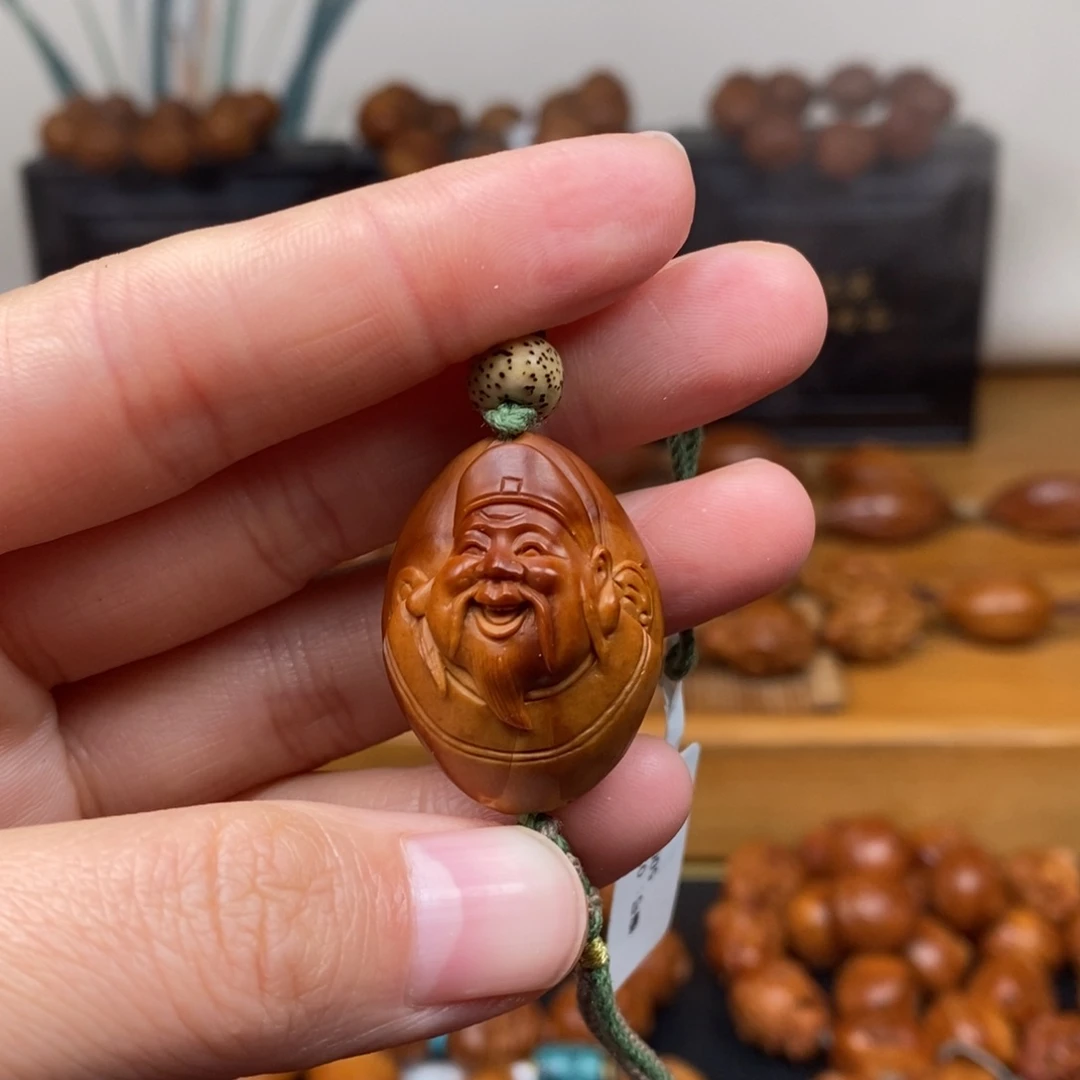 吊坠橄榄核一青老师浮雕财神（有点返油，介意误拍）