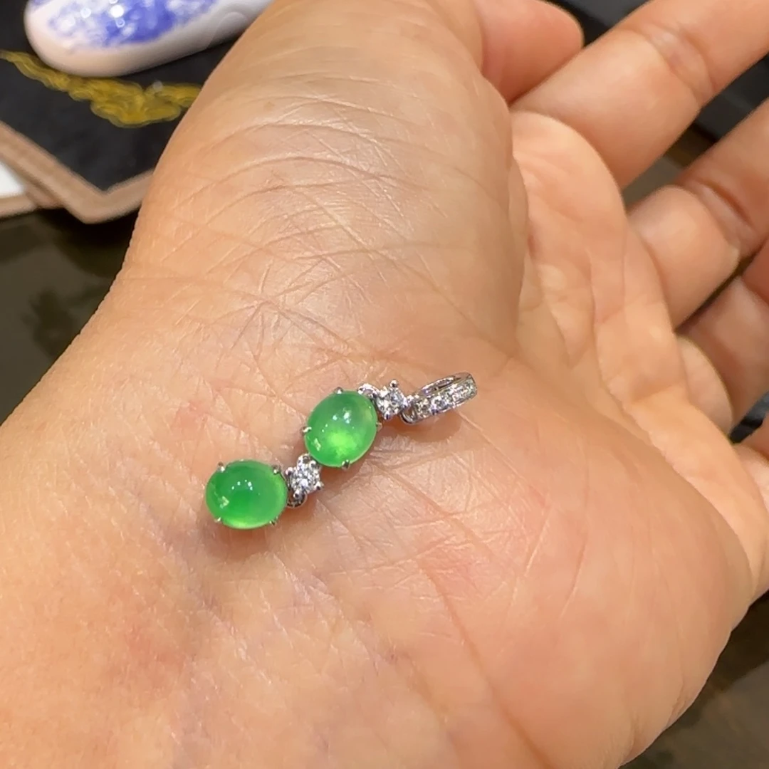 翡翠颈饰18K金镶嵌蛋面