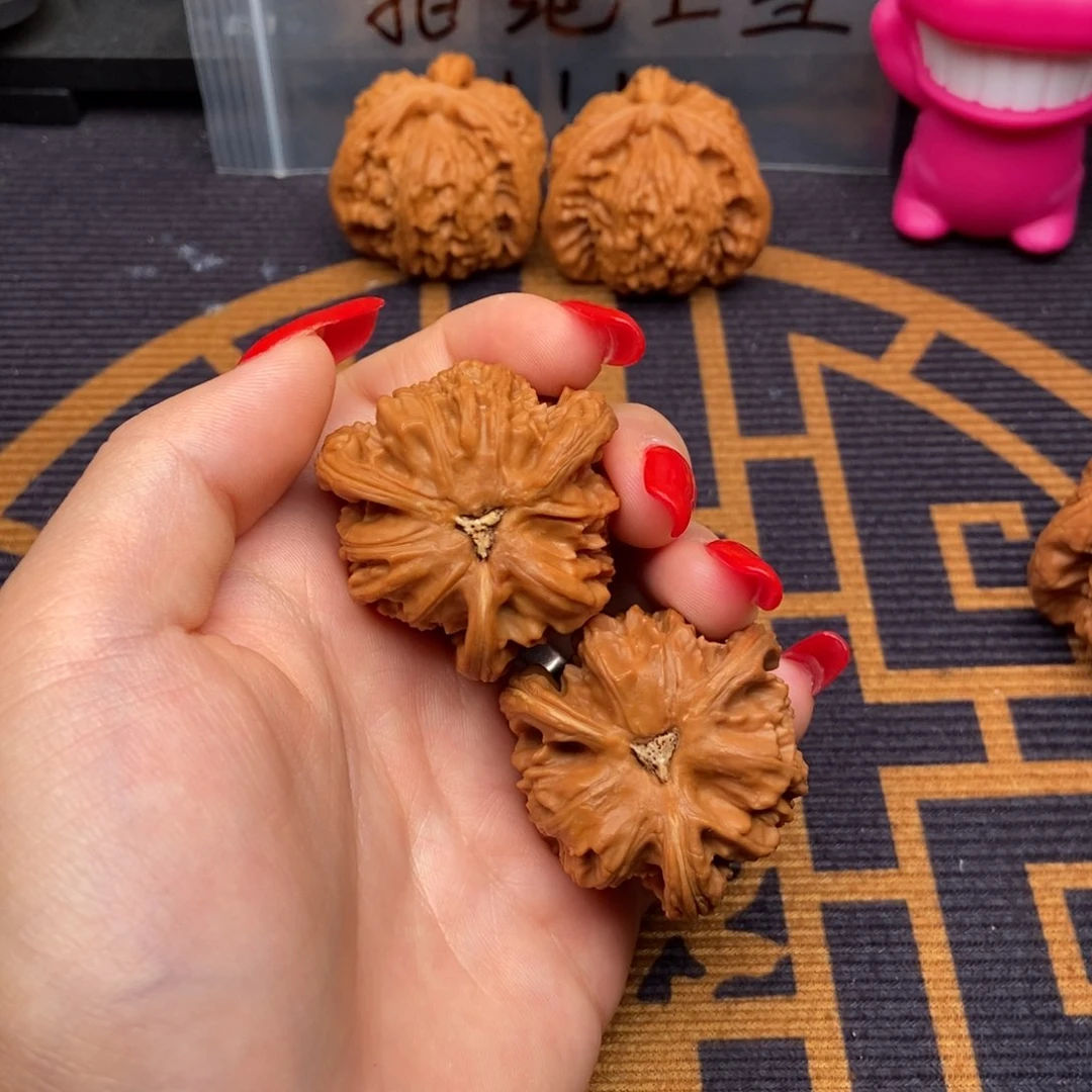 文玩核桃吊坠张*斯白狮