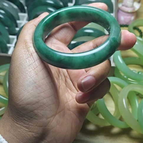 石英岩玉未镶嵌手镯