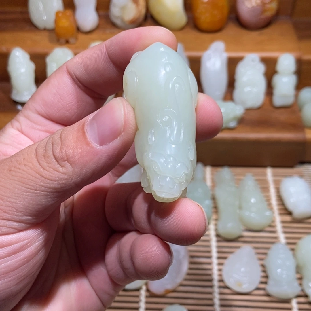 乐***派和田玉未镶嵌颈饰