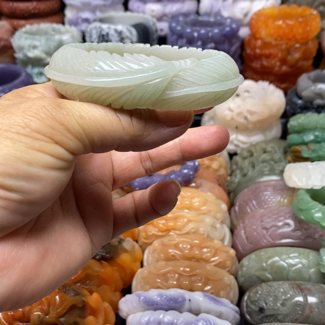 未镶嵌手镯石英质玉（佘太翠）