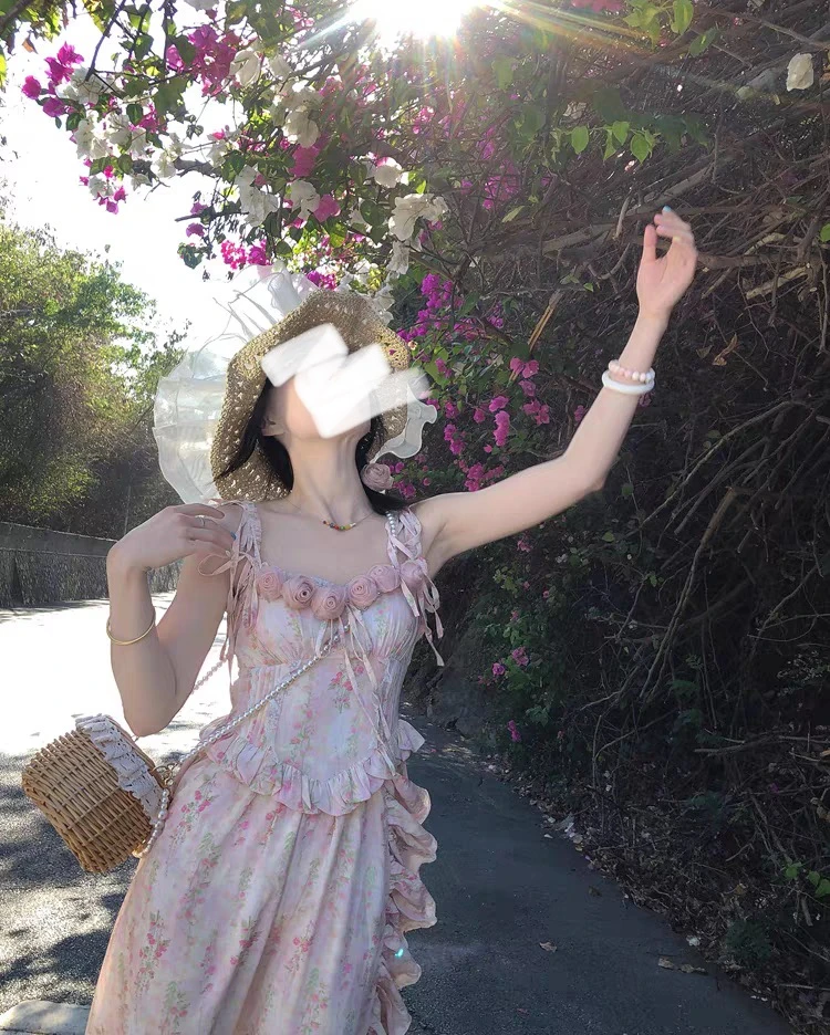 “粉色初夏”六朵玫瑰小碎花连衣裙不规则印花吊带度假裙