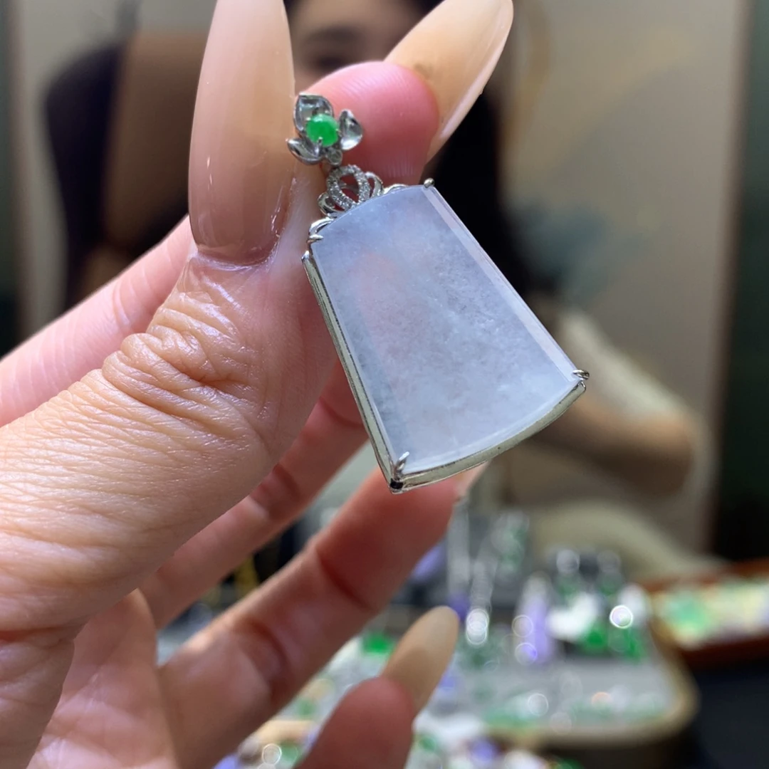 颈饰18K金镶嵌翡翠