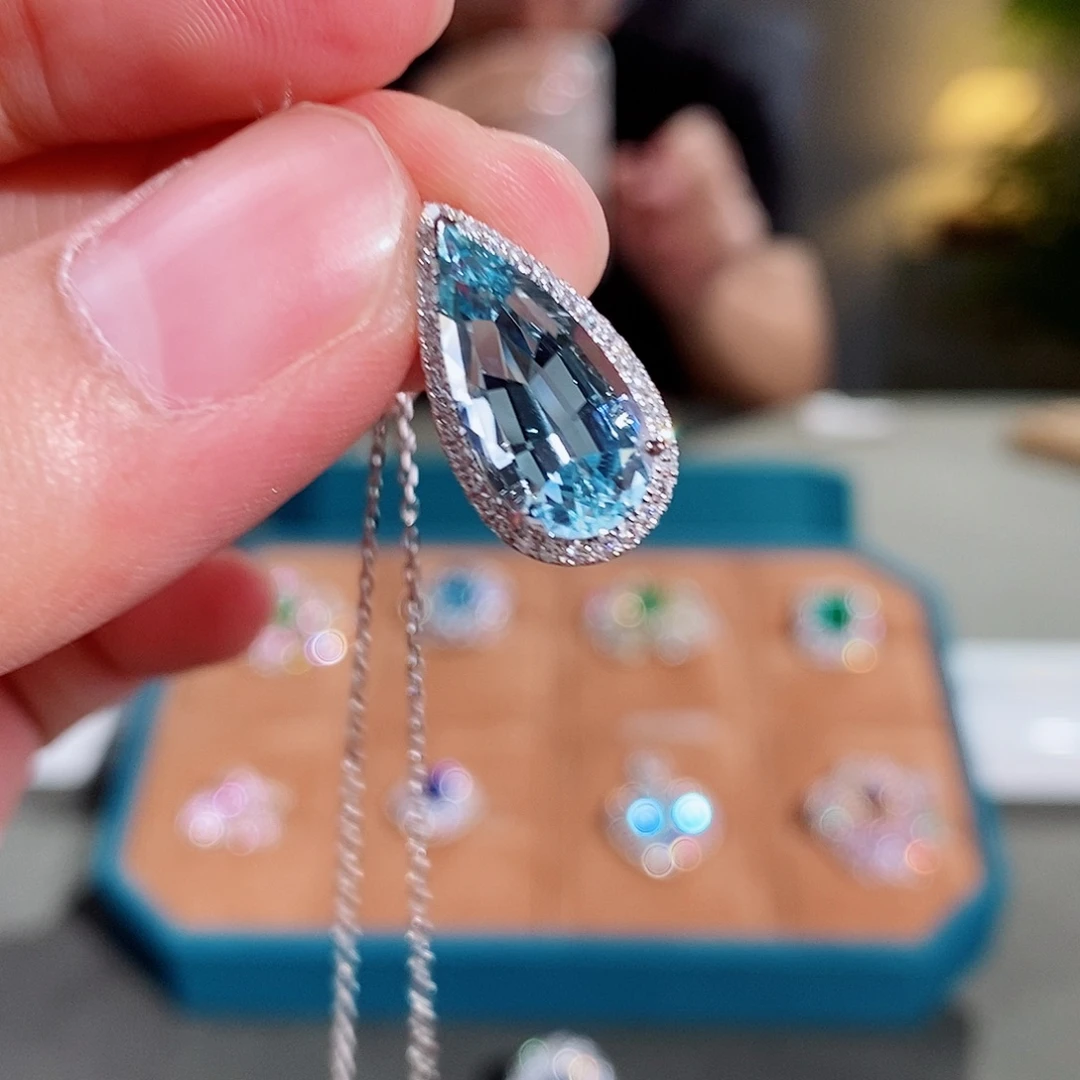 18K金镶嵌颈饰海蓝宝石3.9ct