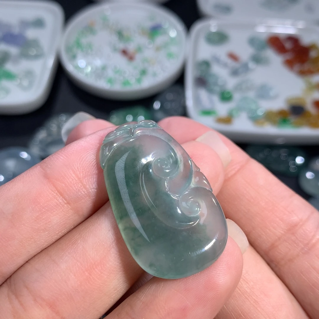 翡翠裸石未镶嵌飘花如意