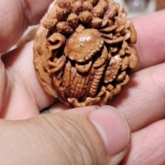 桃核纯手工雕刻八方来财