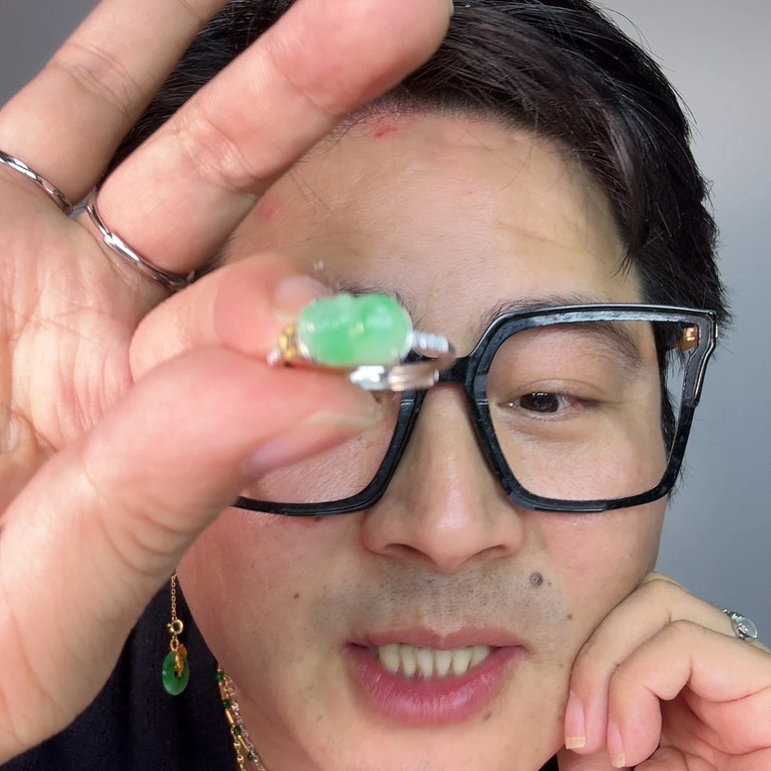 翡翠未镶嵌颈饰一件